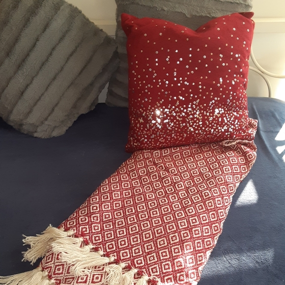 Allen + Roth Christmas Pillow & Throw Bund… - Picture 1 of 8